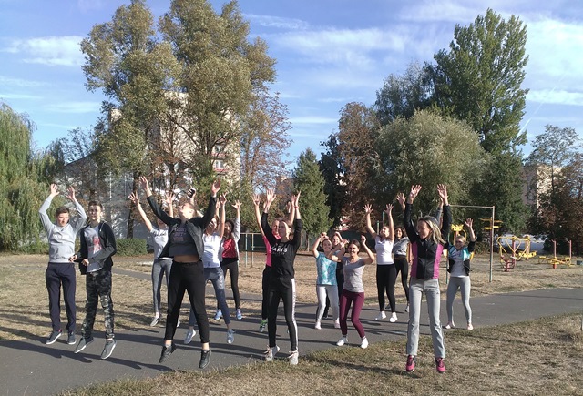 учасники флешмобу з факультету іноземних мов